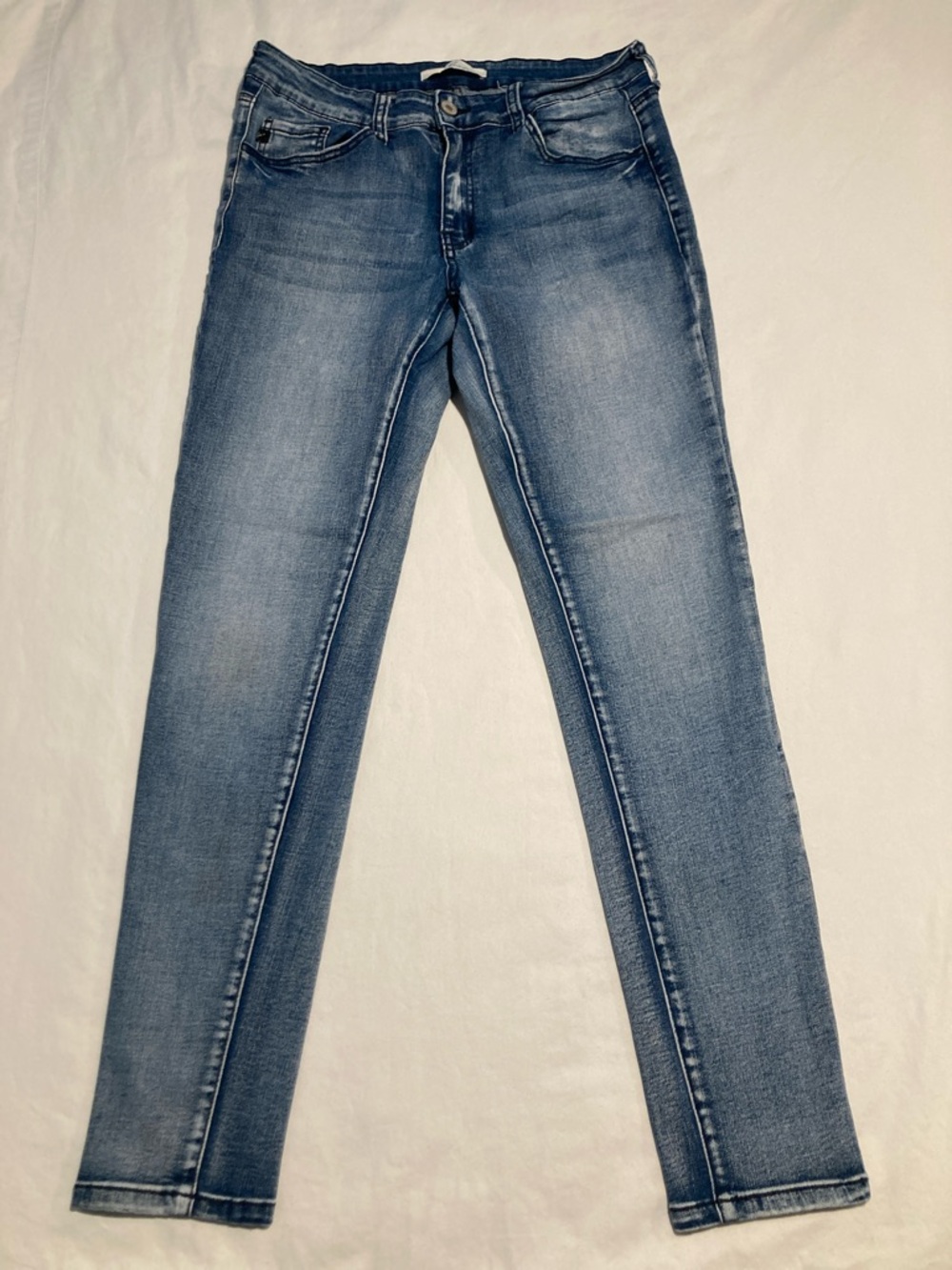 KanCan Women's Skinny Jeans - Medium Light Blue Wash (Item No. R2)